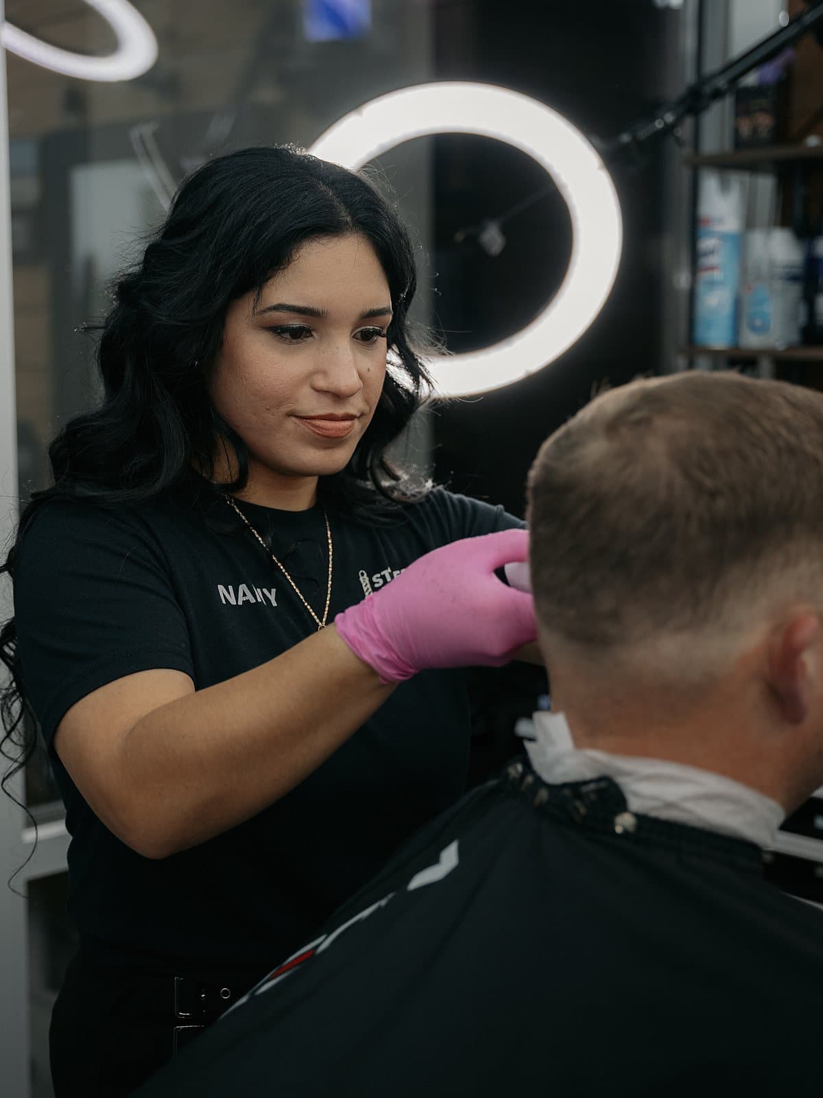 Nany the Barber haciendo un fade con máquina a un cliente en Statement Barbershop & Salon, Kennewick